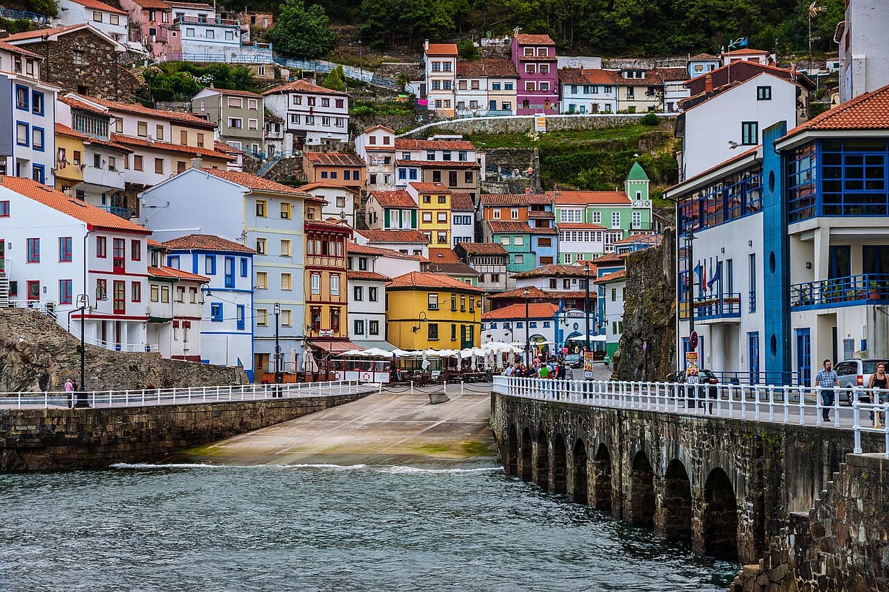 Aparcamiento del dique de Cudillero