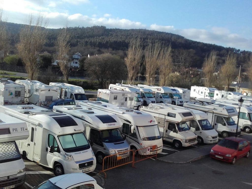 Área autocaravanas (42.7327, -8.6612)