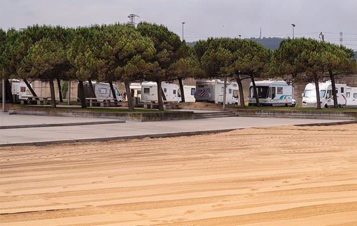 Área autocaravanas Playa de L'Arbeyal (Gijón) - foto 1